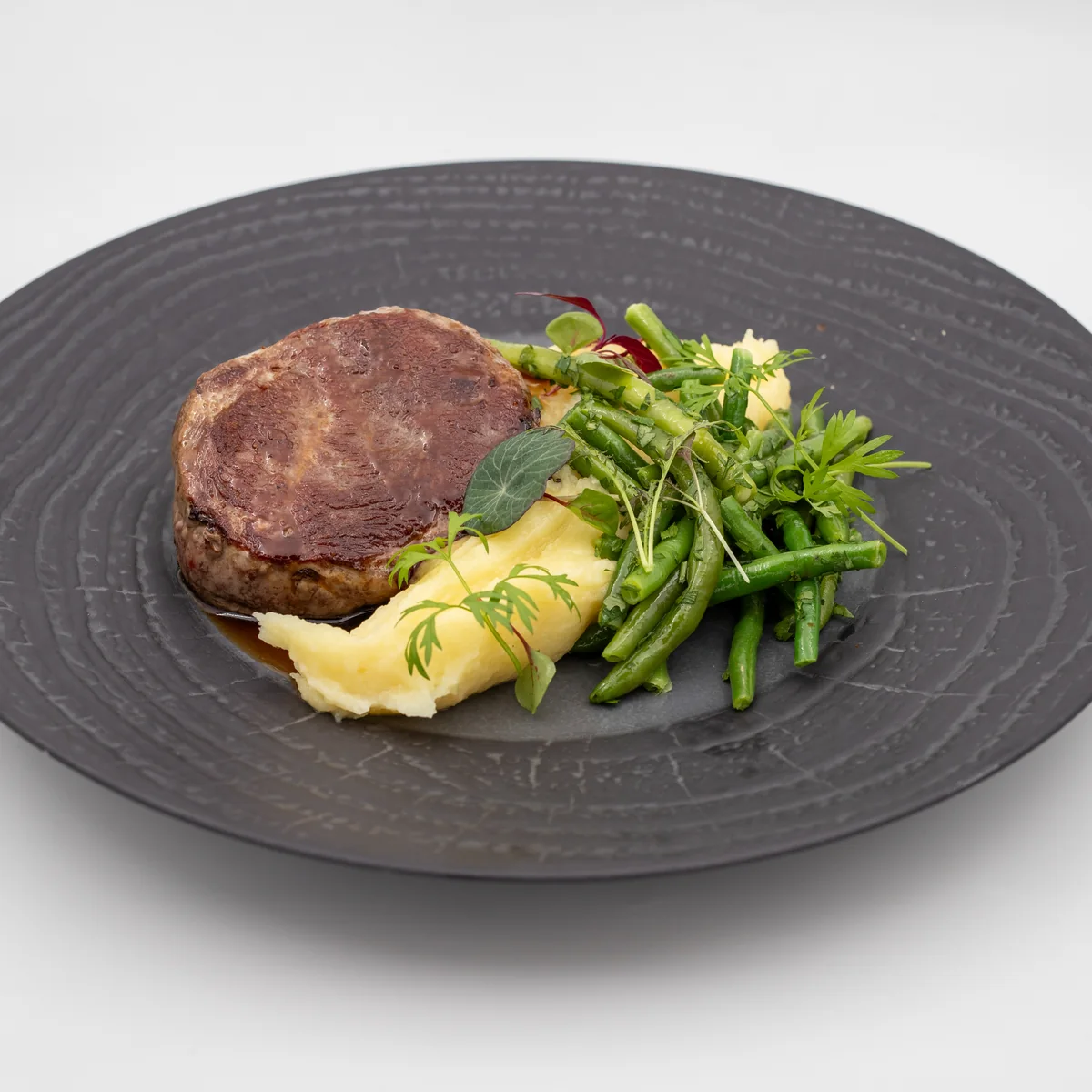 Étlap – 2026 Q4 Bélszínsteak, szarvasgombás burgonyapüré, szardellás zöldbab, zöldbors-mártás